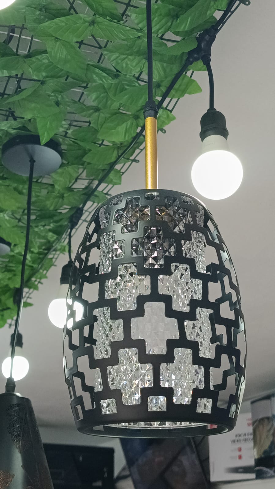 LÁMPARA COLGANTE OVAL REJILLA METAL NEGRO C/VIDRIO 1L